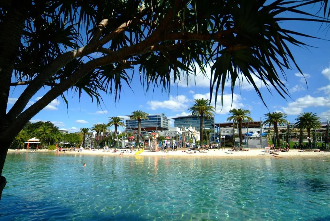 Sunset Views With Best Location, King Bed, Pool, Gym Brisbane