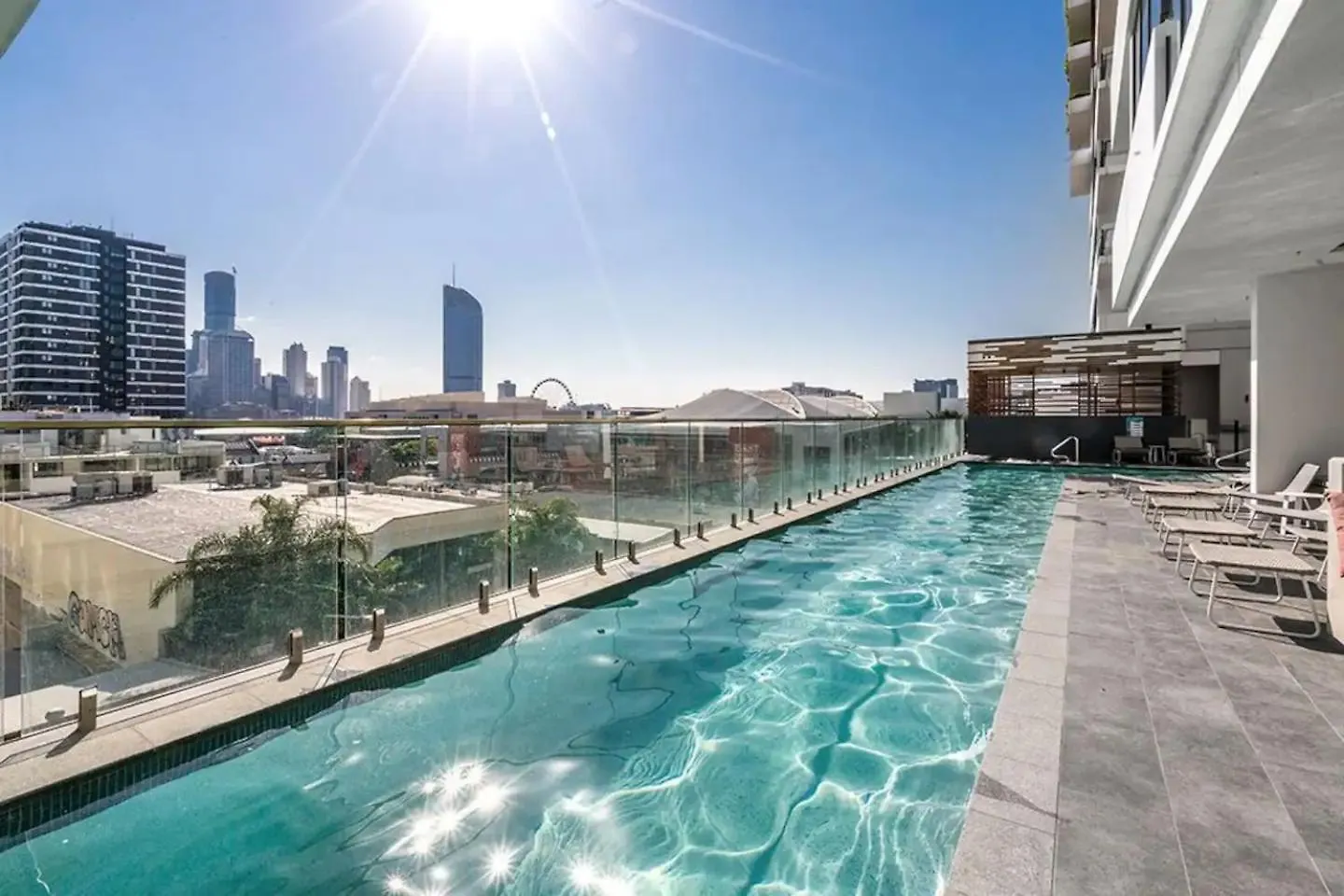 Sunset Views With Best Location, King Bed, Pool, Gym Brisbane Apartment