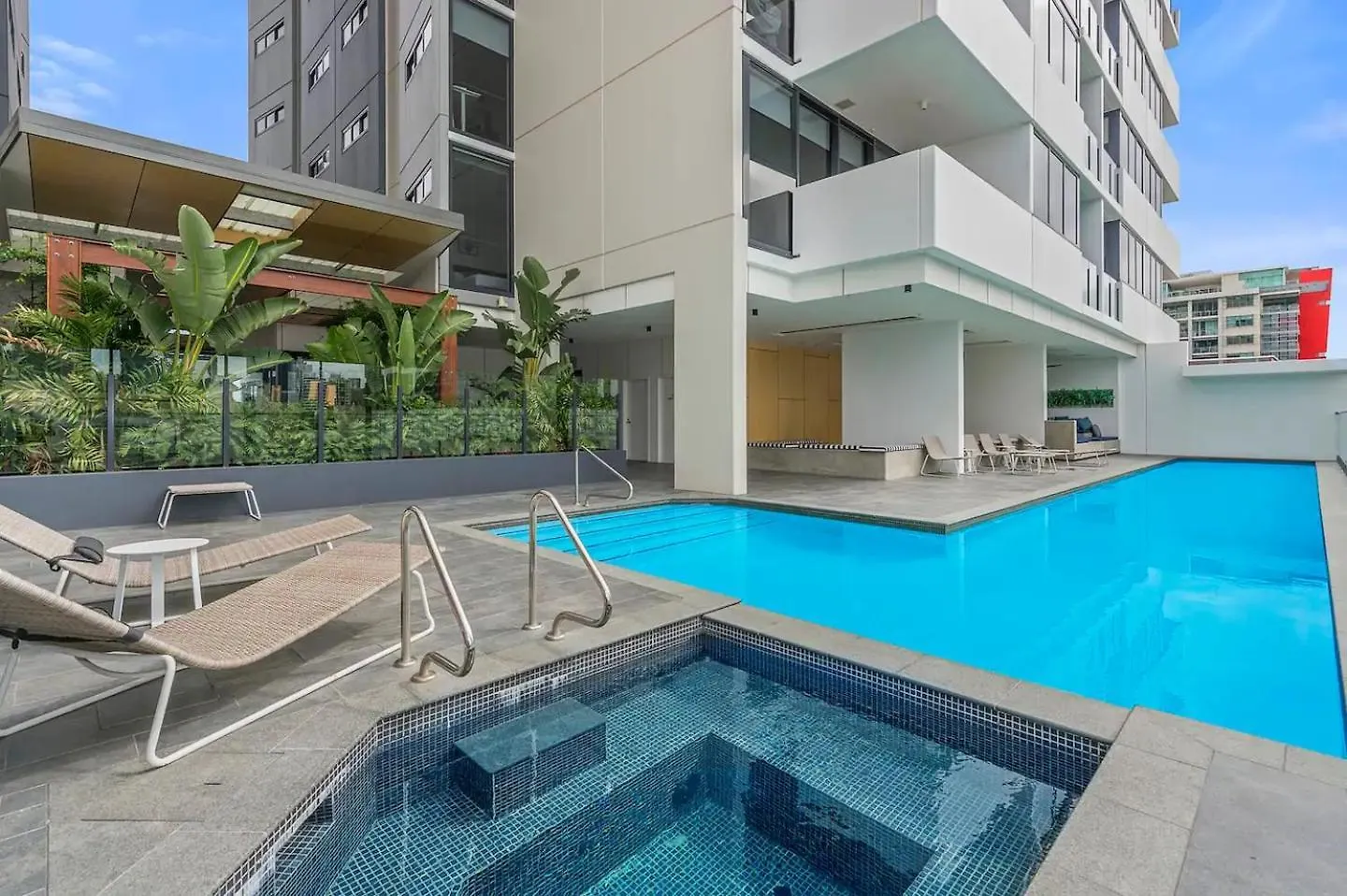 Sunset Views With Best Location, King Bed, Pool, Gym Brisbane Australia