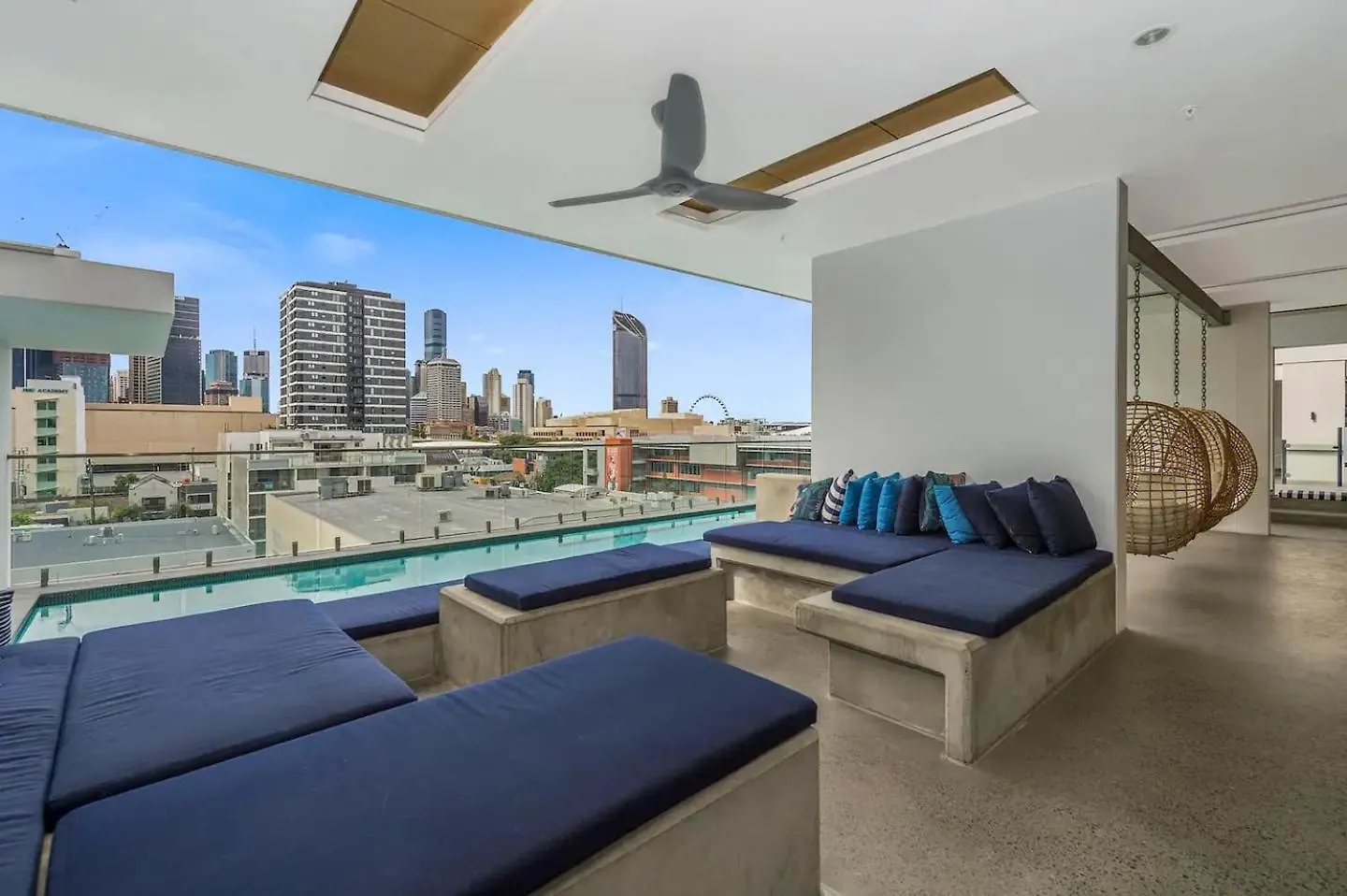 Sunset Views With Best Location, King Bed, Pool, Gym Brisbane
