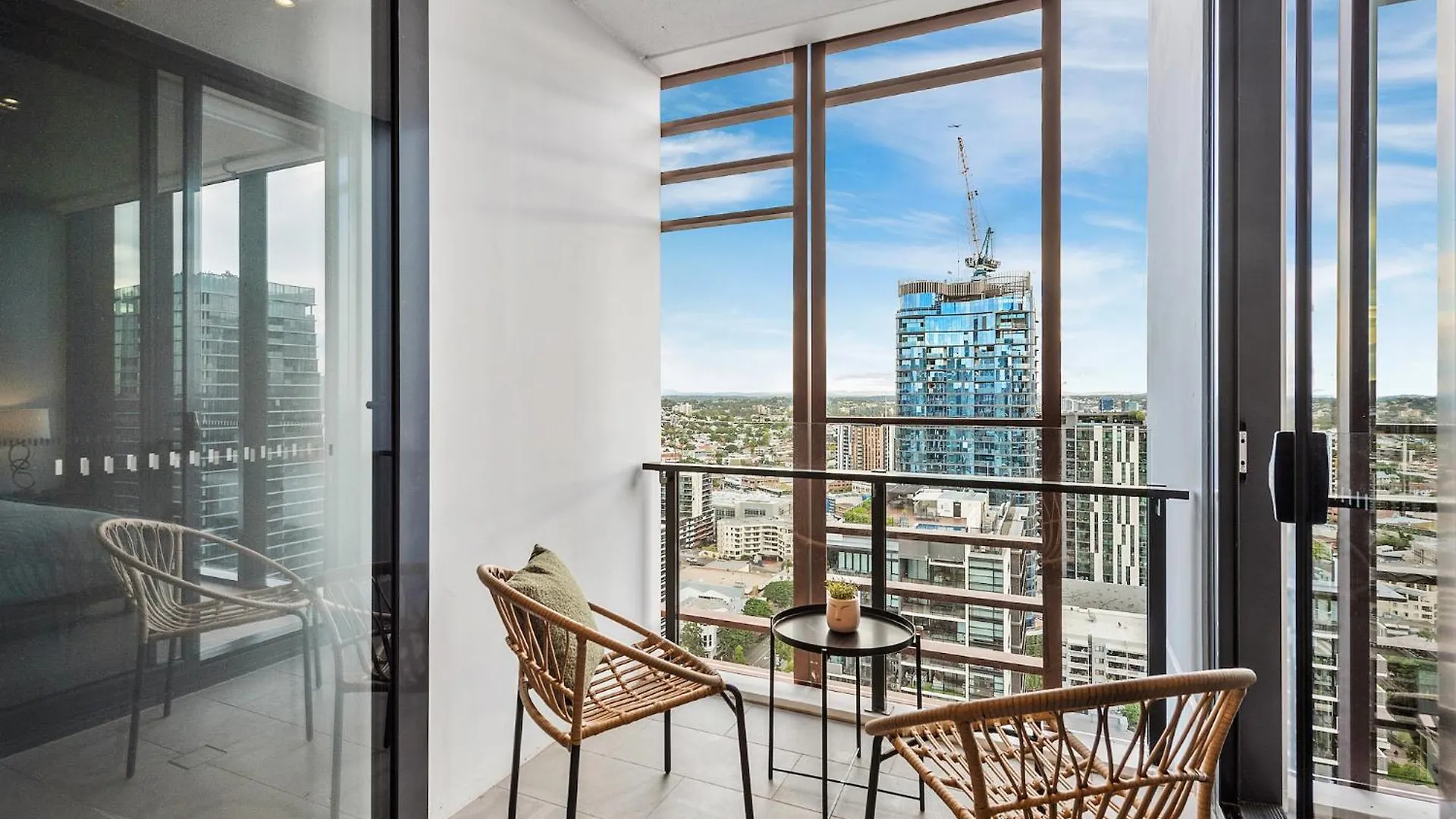 Apartment Sunset Views With Best Location, King Bed, Pool, Gym Brisbane