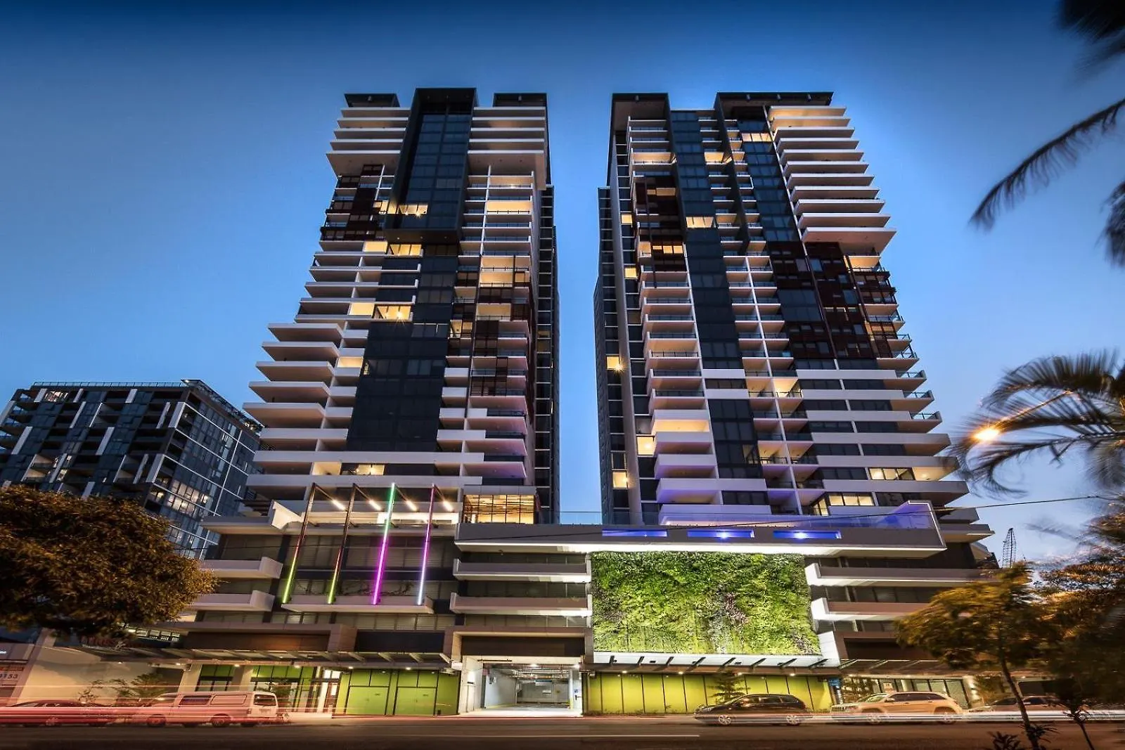 Sunset Views With Best Location, King Bed, Pool, Gym Brisbane