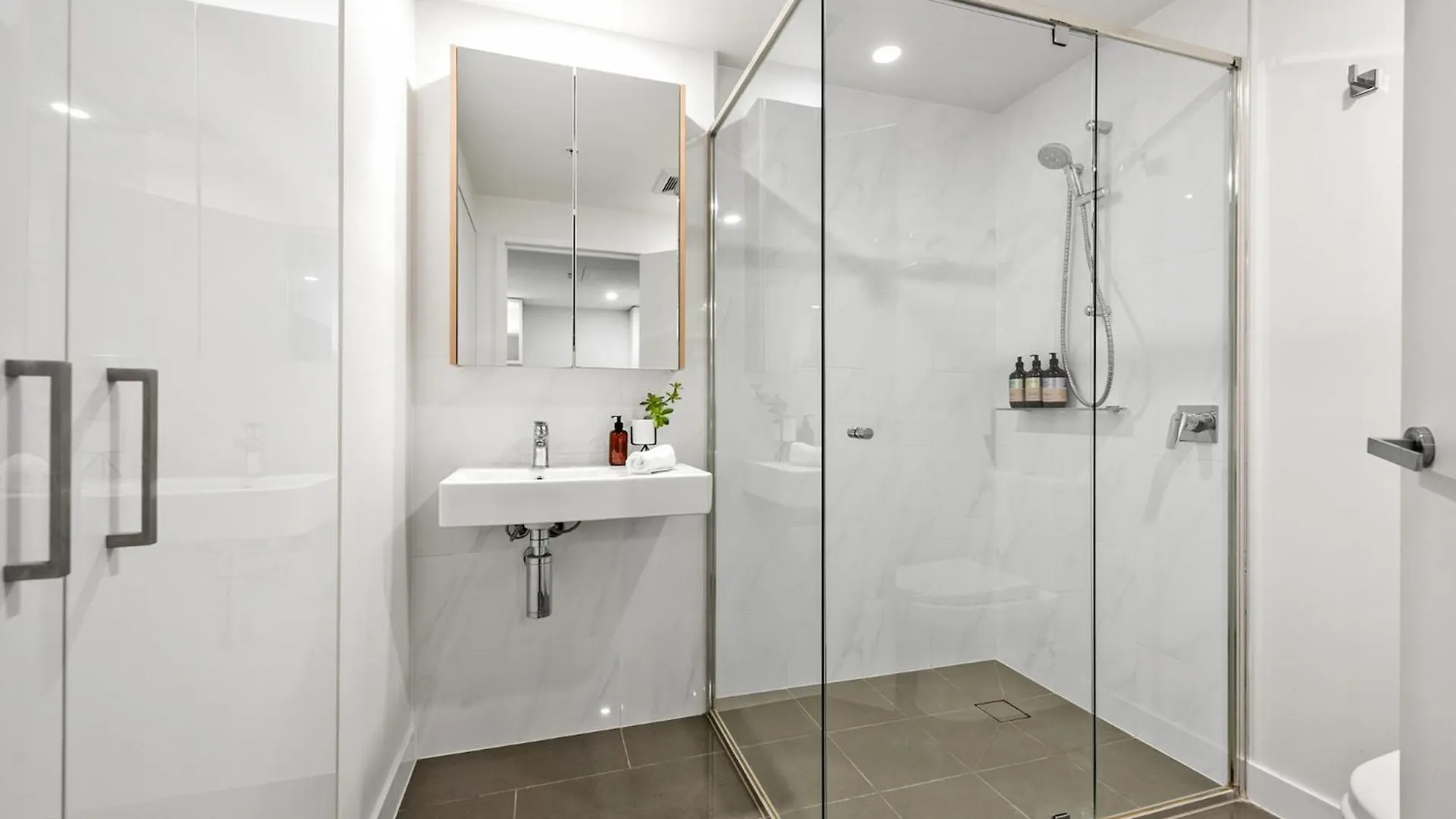 Apartment Sunset Views With Best Location, King Bed, Pool, Gym Brisbane Australia