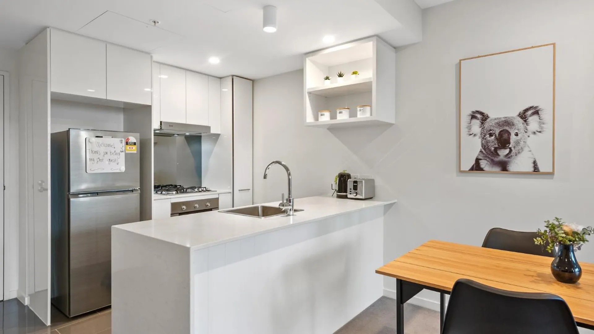 Sunset Views With Best Location, King Bed, Pool, Gym Brisbane Apartment