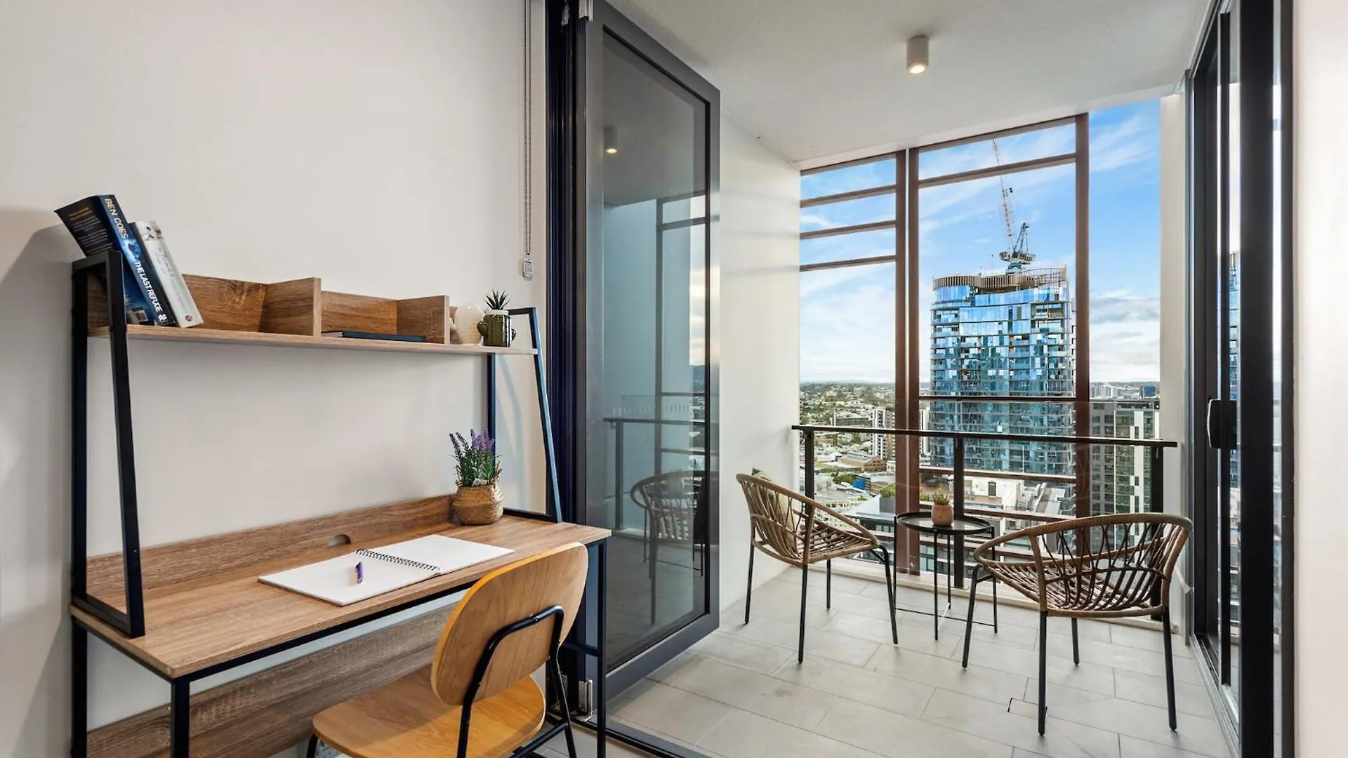 Sunset Views With Best Location, King Bed, Pool, Gym Brisbane 0*,  Australia