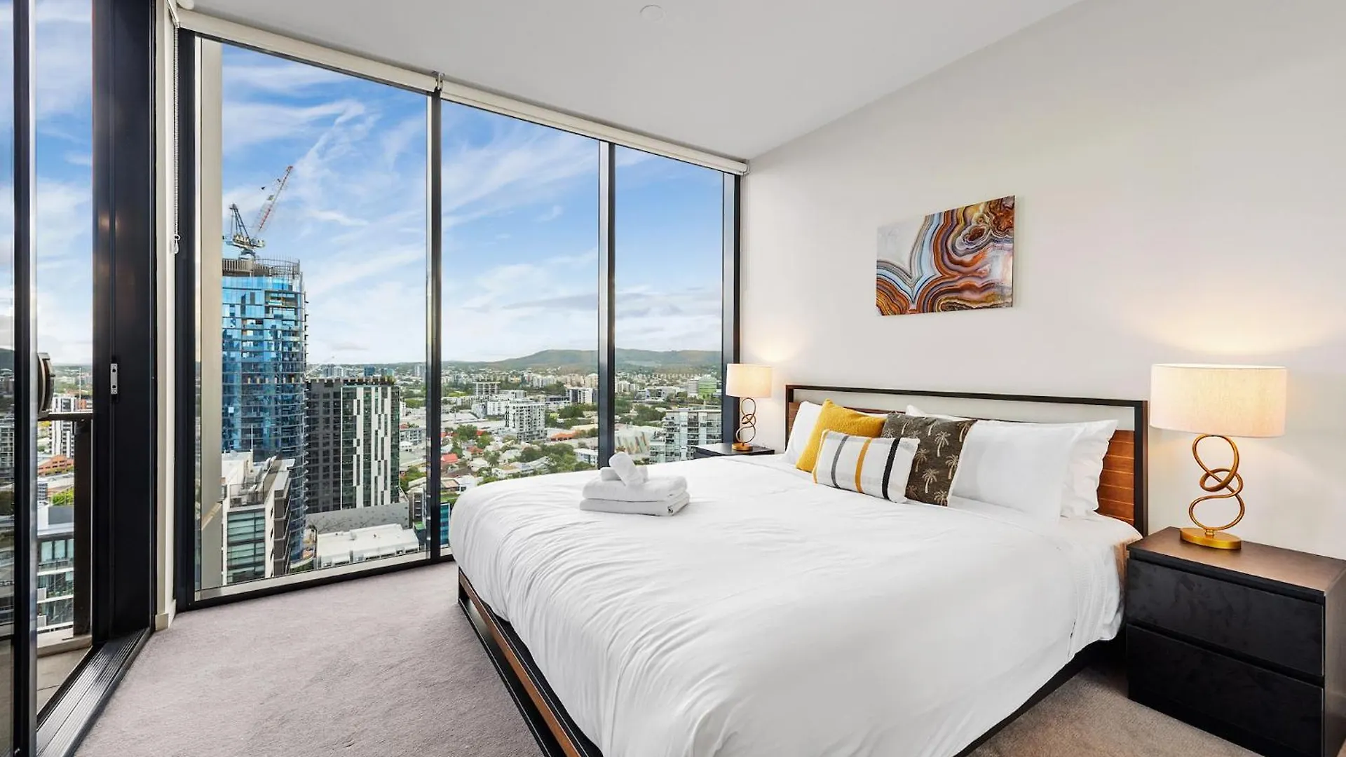 Sunset Views With Best Location, King Bed, Pool, Gym ブリスベン